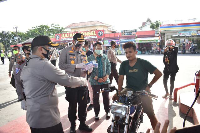 Kapolresta Pekanbaru dan Rombongan Bagikan Masker di Wilayah Kecamatan Tampan