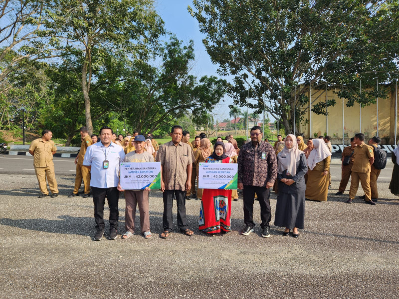 BPJS Ketenagakerjaan Serahkan Santunan JKM dan Beasiswa kepada Ahli Waris Honorer Setwan DPRD Inhu