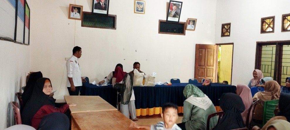 90 KPM Desa Danau Tiga Terima Bantuan Beras dari Kemensos