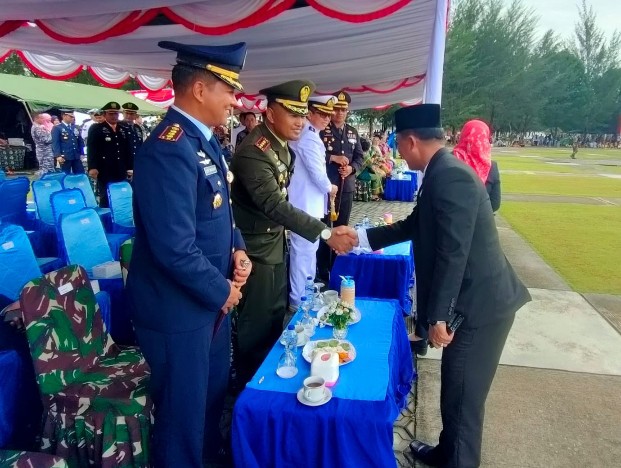 Rusdi Hadiri Upacara Peringatan HUT TNI ke-79 di Pantai Piwang