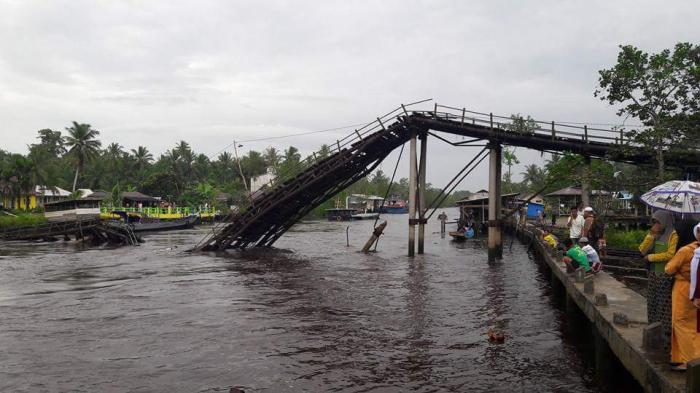 Jembatan di Mandah Ambruk, Jalur Transportasi Air ke Empat Kecamatan dan Kepri Terhambat