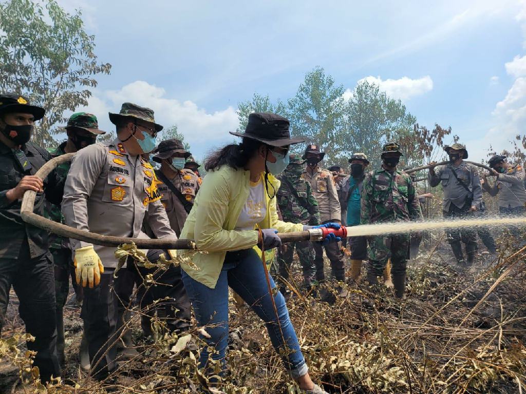 Motivasi Anggota, Kapolda Riau dan Istri Ikut Padamkan Karhutla di Wilayah Rupat Bengkalis