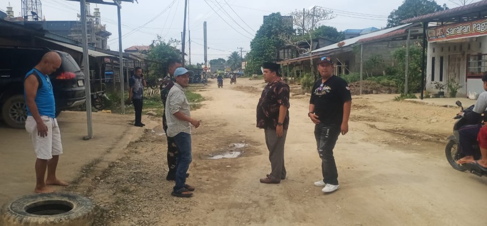 Pulihkan Jalan Penghubung Desa Non APBD, Ketua DPRD Inhu dan Ketua Fraksi Demokrat Berjuang Bersama