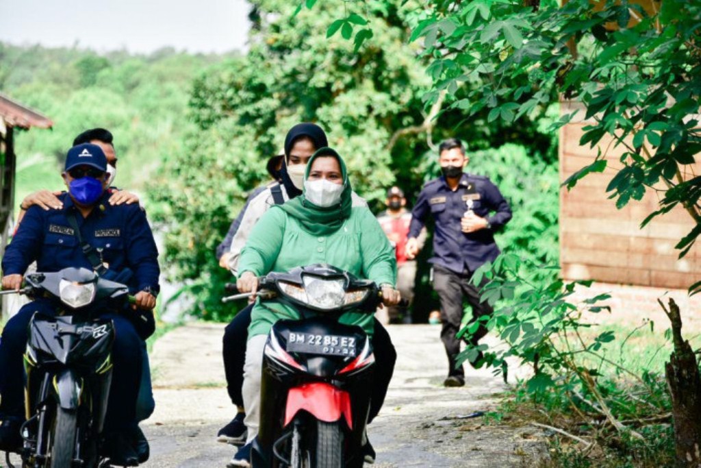 Pakai Sepeda Motor, Bupati Kasmarni Kunjungi dan Tampung Keluh Kesah Warga Bagan Benio