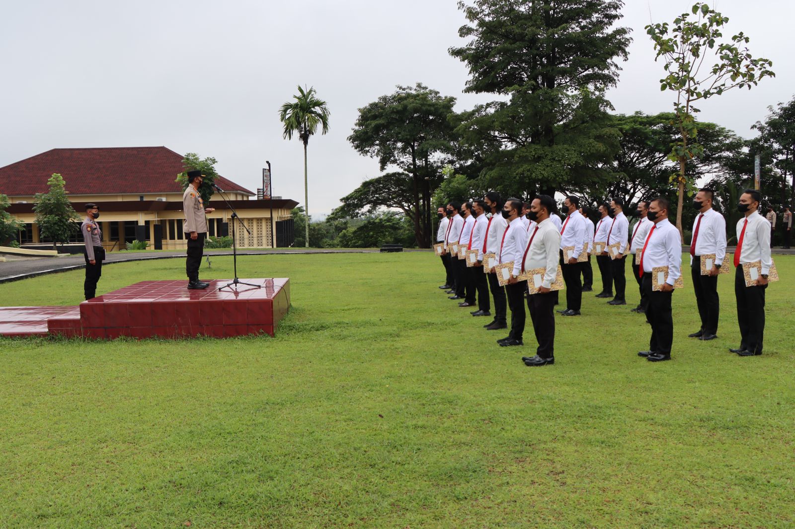 Ungkap Cepat Dua Kasus Pembunuhan, Kapolres Kuansing Berikan Reward Kepada 25 Anggota