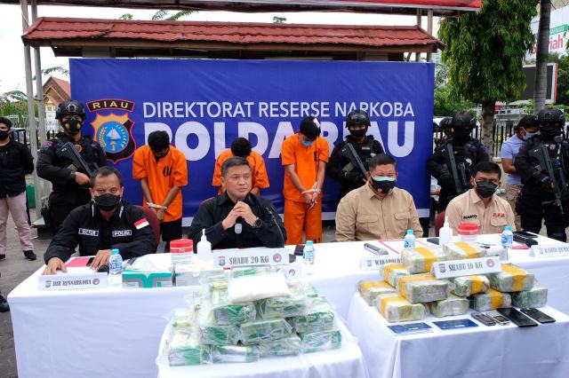 Polda Riau Kembali Gulung Sindikat Narkoba, 5 Pelaku Diringkus Bersama 36 Kg Shabu