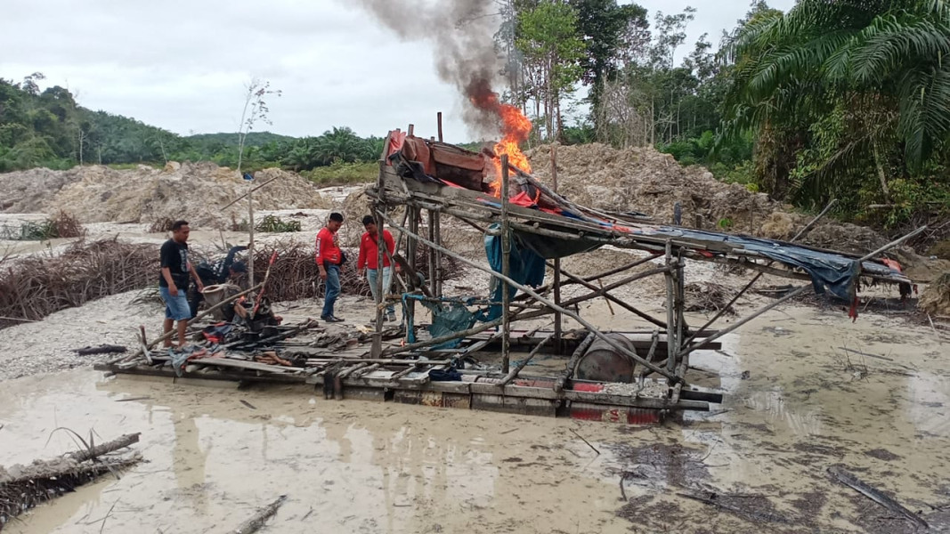 Jajaran Polsek Singingi Musnahkan Dua Unit Rakit PETI Di Daerah Simpang Sambung Kelurahan Muara Lembu