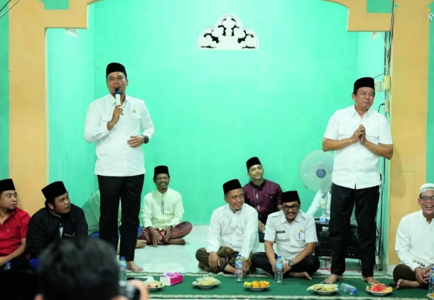 Meski Diguyur Hujan, Safari Ramadhan Bupati Inhu di Mushala Hidayatul Ummah Dipadati Jamaah