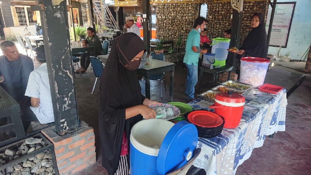 Jumat Barokah Satreskrim Polres Kampar, Sediakan Makan Siang Gratis Bagi Dhuafa di Kafe TSJ