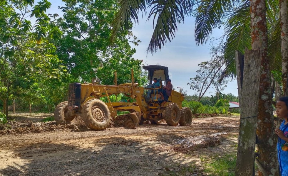 Jalan Rusak Diperbaiki Swadaya, Warga Desa Kota Medan Tunjukkan Semangat Gotong Royong