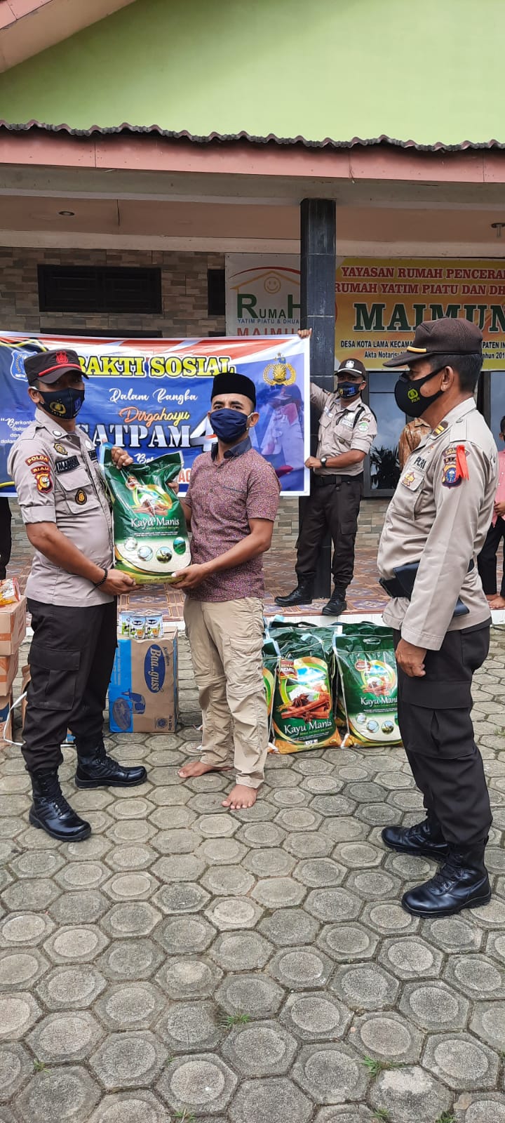 HUT Satpam Ke-41, Polres Inhu dan Puluhan Satpam Santuni Panti Asuhan Kota Lama