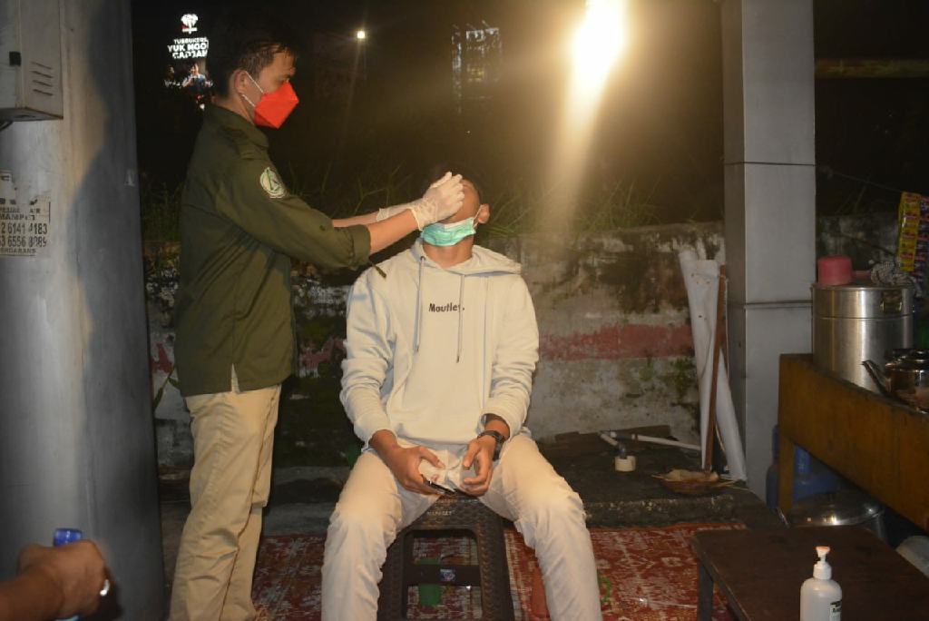 Patroli Pantau Situasi Tim Gabungan, Dijumpai Adanya Pemuda yang Reaktif COVID-19