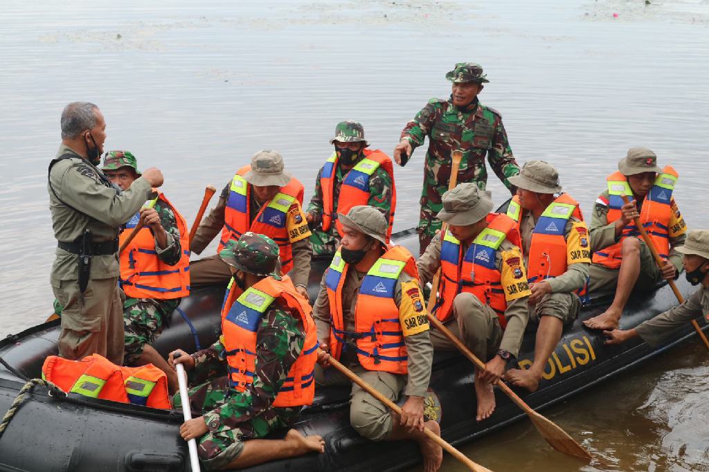 Satuan Brimob Polda Riau dan Batalyon 462 Paskhas TNI AU Gelar Latihan SAR  