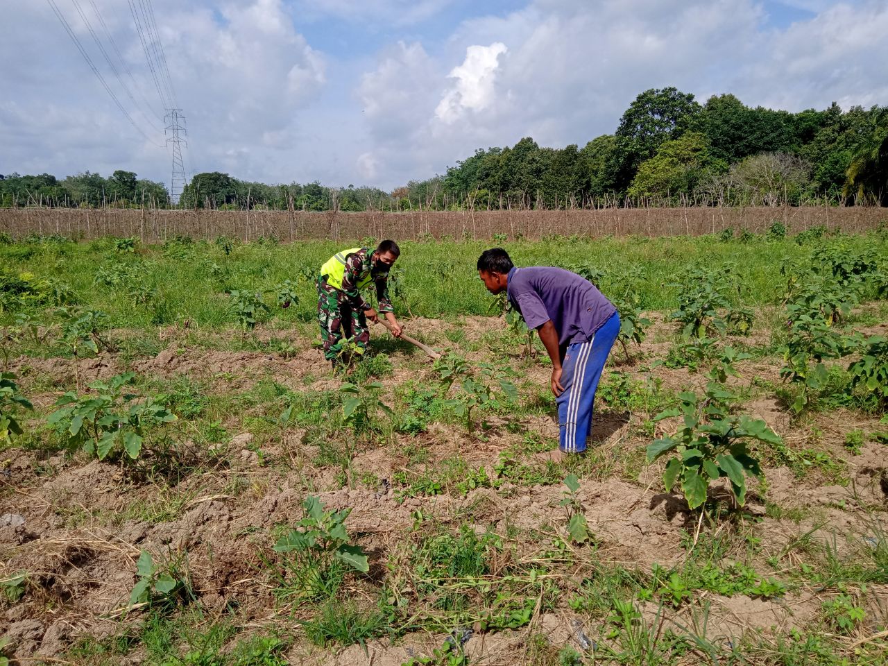 Dikunjungi Koramil 05/Peranap, Petani Baturijal Terharuh Kedatangan Babinsa