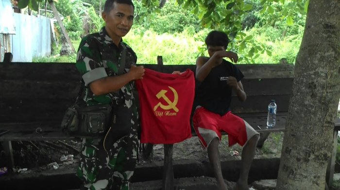 Pakai Baju Berlogo Palu Arit, Pria Stres Diamankan Anggota TNI