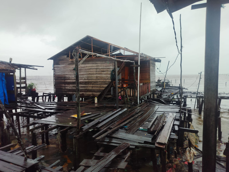 Tanggul Jebol Akibat Pasang dan Hujan Deras: Desa Kuala Selat Tertimpa Bencana