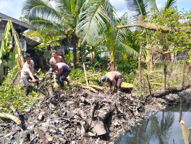 Gotong Royong Polsek Kateman: Bersihkan Parit 8 untuk Selamatkan Lingkungan dari Ancaman Banjir
