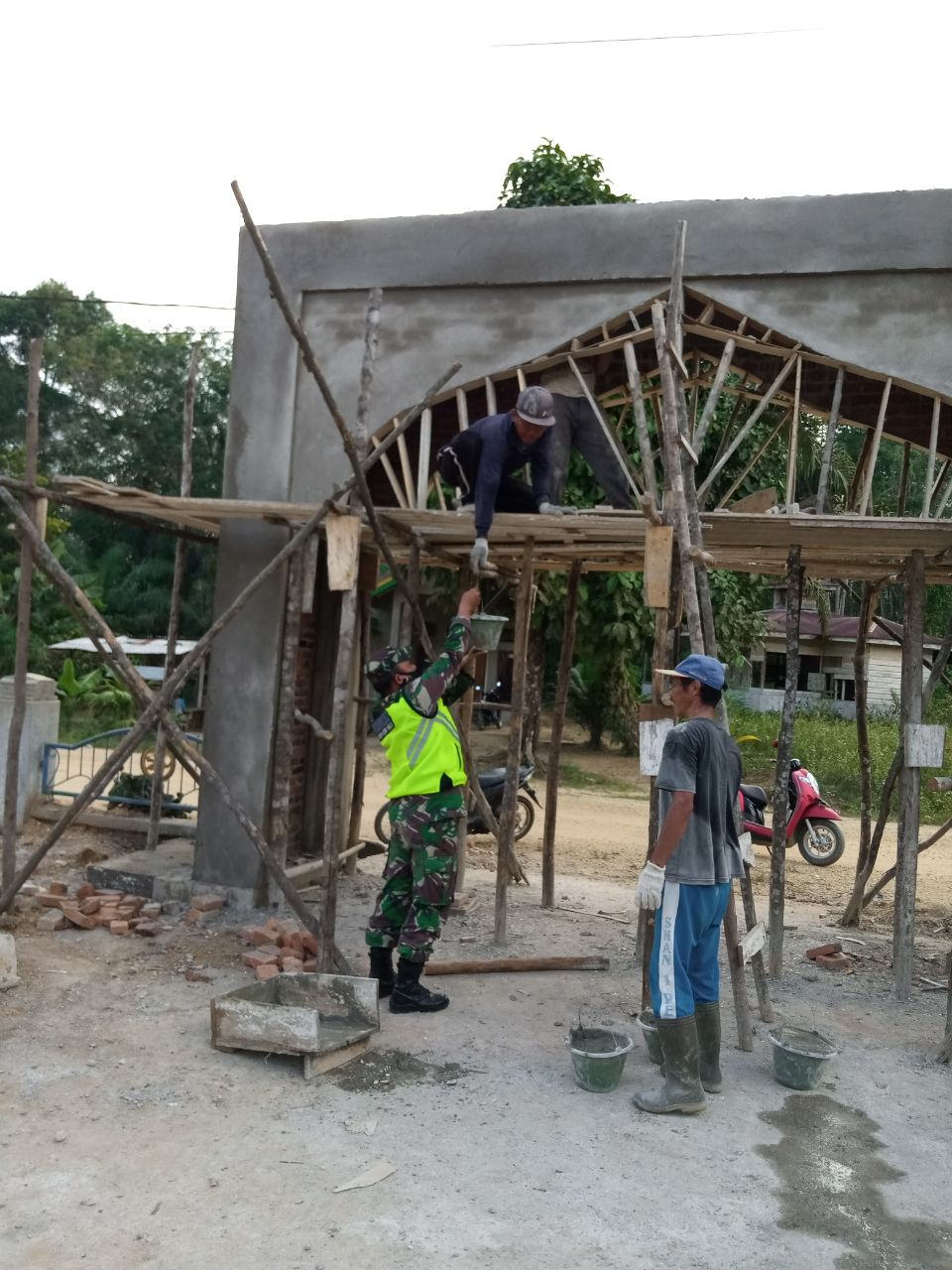 Awal Pekan Koramil 05/Peranap Goro Pembangunan Gapura Bersama Warga