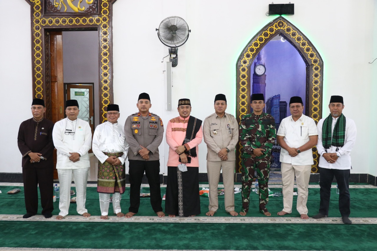 Pengurus Mesjid Agung Kuantan Singingi , curhat di hadapan PLT Bupati Suhardiman