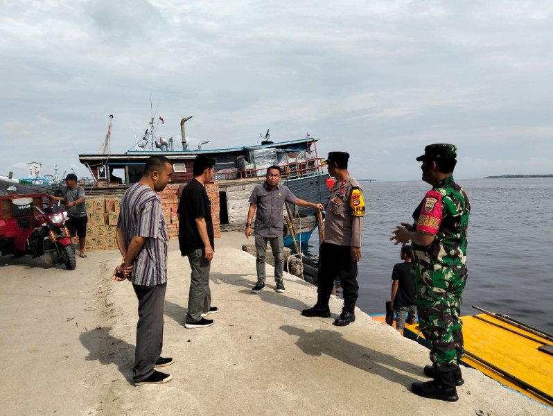 Polsek dan Koramil Kateman Bersama Panwaslu Tinjau Kesiapan Pelabuhan Bongkar Muat Logistik Pilkada 2024