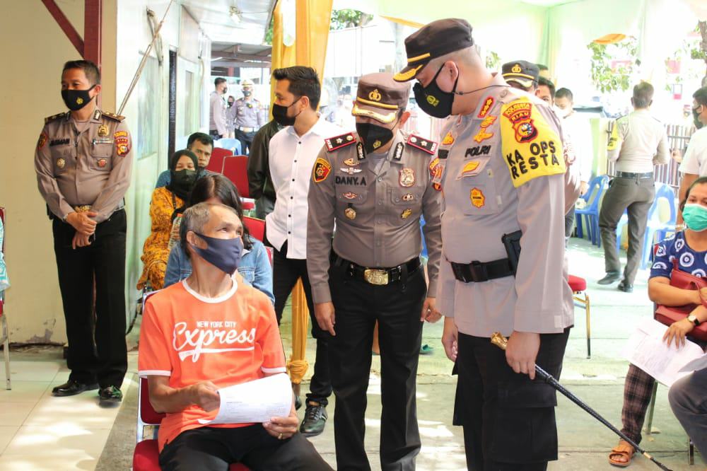 Kapolresta Pekanbaru Lakukan Pengecekan Vaksinasi COVID-19 di Polsek Senapelan