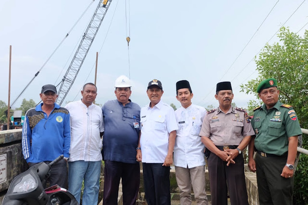 Wabup Syamsudin Uti Tinjau Jembatan Roboh Akibat Longsor di Kuala Enok