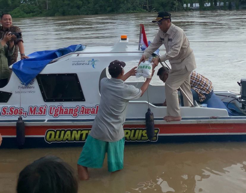 Lihat Kondisi Warga Terdampak Banjir Bupati Suhardiman Rela Susuri Sungai Kuantan Selama 4 Jam
