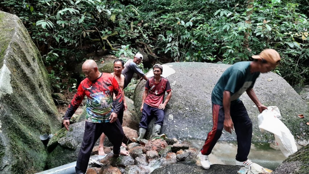 Perumda Natuna Selesaikan Perbaikan Pipa Tersumbat di Gunung Air Hijau