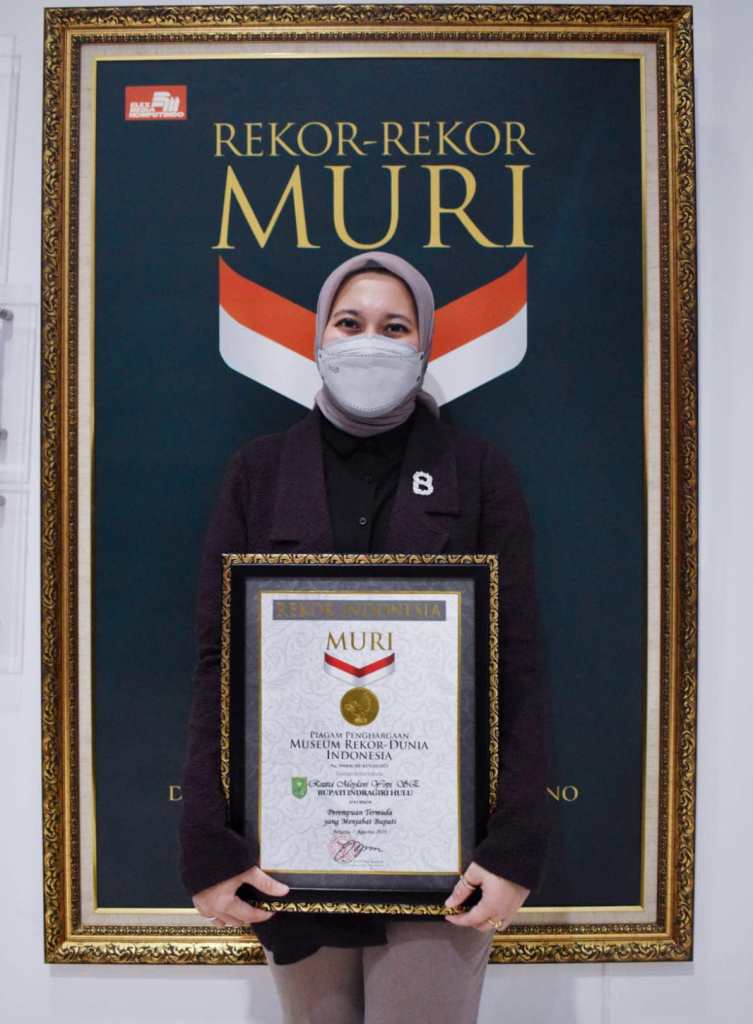 Rezita Meylani Yopi Terima Rekor MURI Sebagai Perempuan Termuda yang Menjabat Bupati di Indonesia