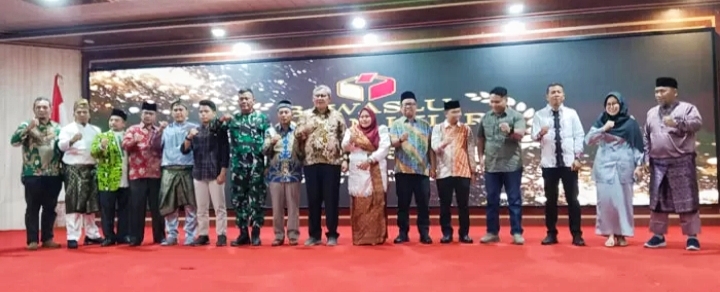 Bawaslu Rohil Berikan Award ke Berbagai Pihak atas Dukungan kepada Bawaslu