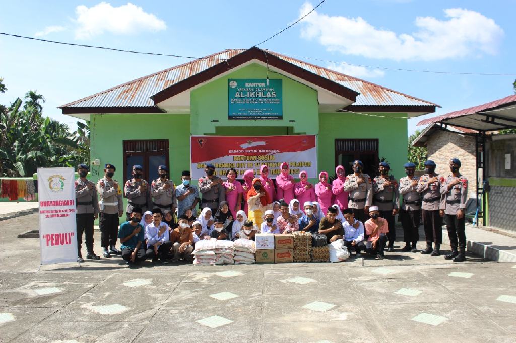 Personil dan Bahayangkari Yon B Pelopor Sat Brimob Polda Riau Kembali Lakukan Bakti Sosial