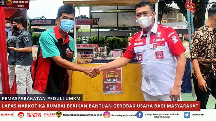 Pemasyarakatan Peduli UMKM, Lapas Narkotika Rumbai Berikan Bantuan Gerobak ke Pedagang