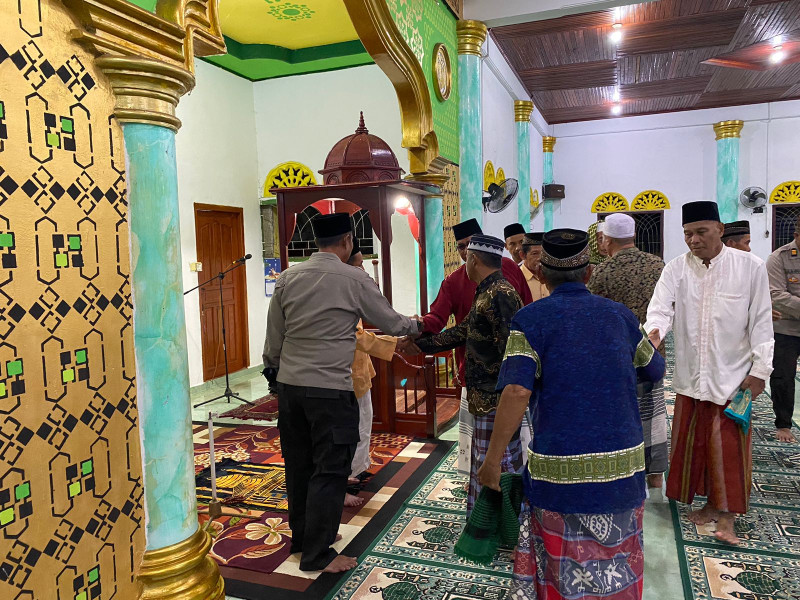 Melalui Salat Jamaah Keliling, Kapolsek Kateman KOMPOL ERMANTO Imbau Warga Jaga Kamtibmas Jelang Pilkada 2024