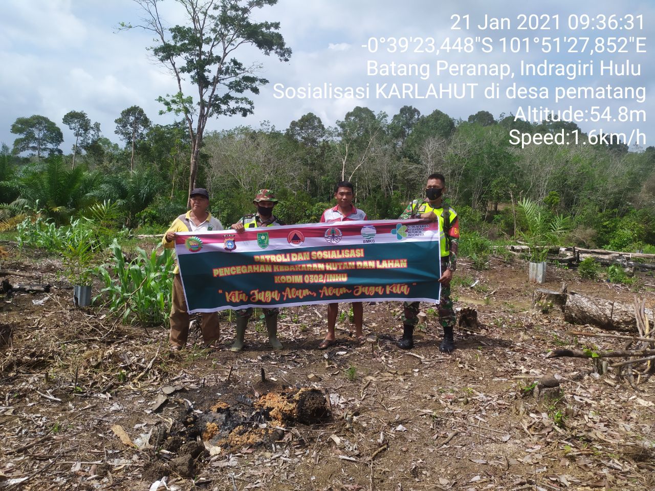 Berkunjung Ke Desa Pematang, Sertu Wahyu dan Rekanya Sosialisasikan Dampak Karhutla