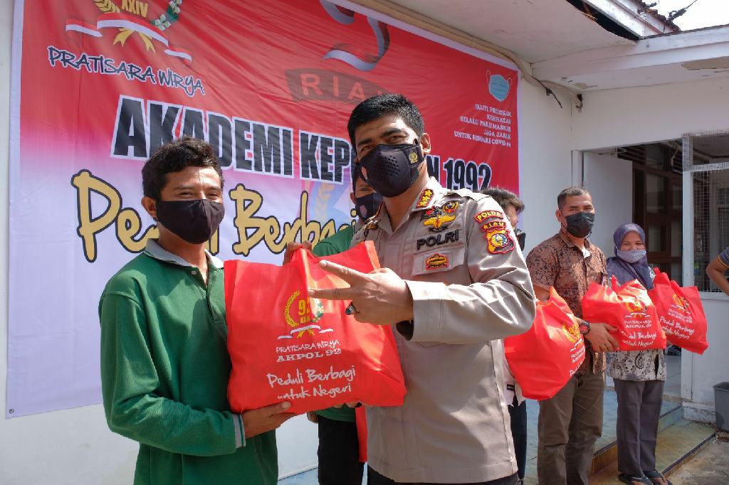 Alumni Akpol 1992 Riau Gelar Bansos, Distribusikan 556 Paket Sembako Untuk Masyarakat