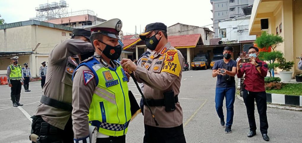 Kapolresta Pekanbaru Sematkan Tanda Operasi Kepada Personel Gabungan di Apel Gelar Pasukan