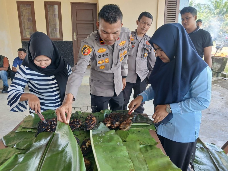 Sambut HPN ke-80 dan Ramadhan, Polsek Rambah Samo Bakar Ikan Bersama Insan Pers Rohul