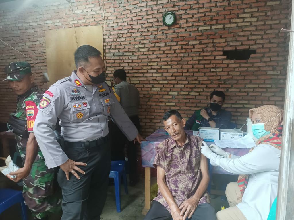 Tim Puskesmas Salo Didampingi Anggota Polres Kampar Gelar Vaksinasi di Wisata Sungai Gelombang