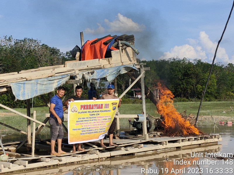 Meski suasana Puasa Personil Polsek Benai Laksanakan Quik Respon Presisi Perihal Penertiban PETI, 2 Rakit PETI ditemukan Di Desa Gunung Kesiangan