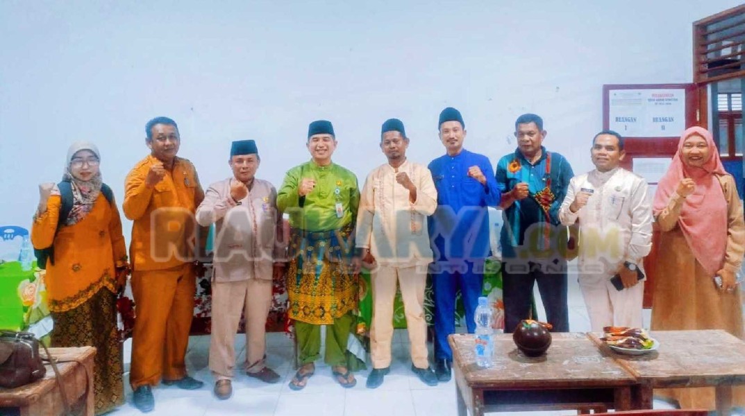 Kadisdikbud Rohil Tinjau Revitalisasi SMPN 4 Pekaitan, Progres Sudah 100 Persen