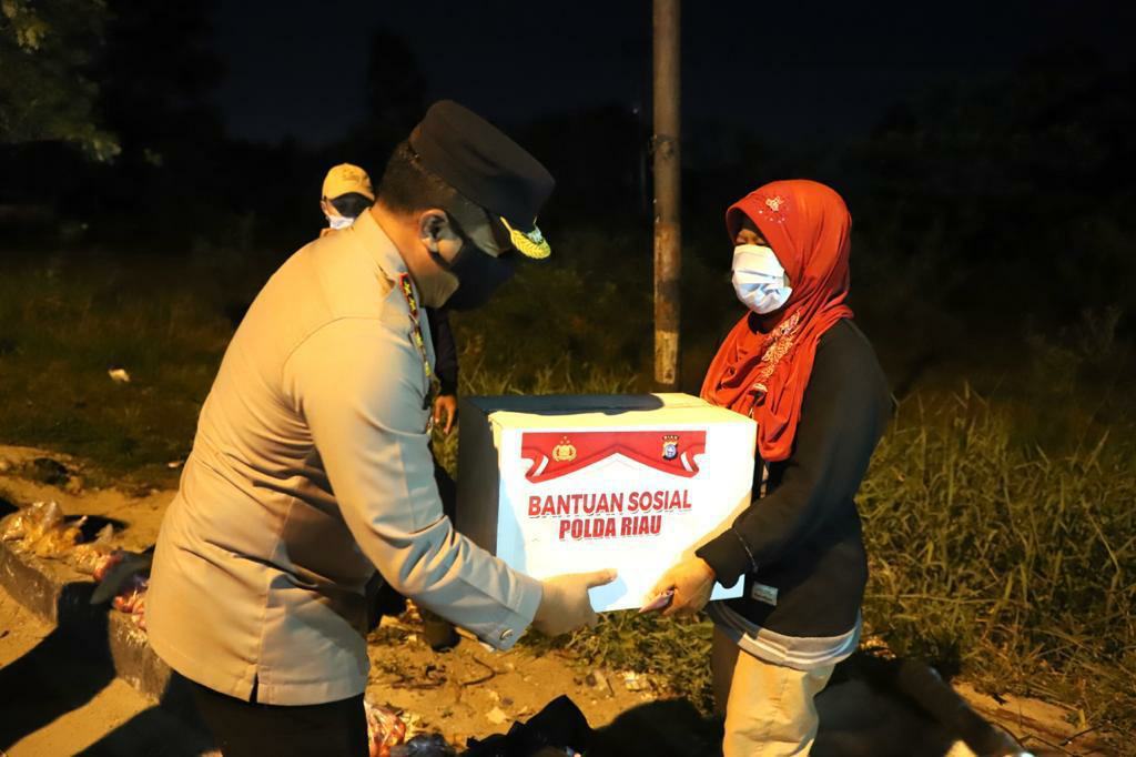 Kapolda Riau Bagikan Paket Sembako dan Borong Dagangan Kaki Lima Saat Pimpin Patroli Skala Besar