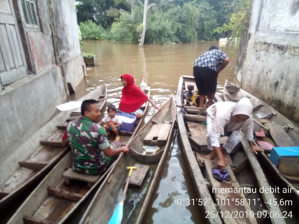 Kunjungi Warga Binaan Kopda Dian Susandi Bantu Masyrakat Aktivitas Menggunakan Perahu