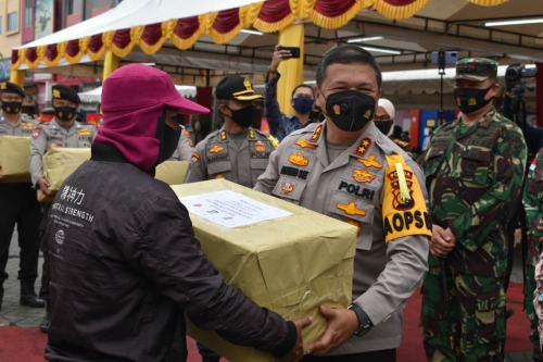 Kapolda Riau Bagikan 630 Ribu Masker Kepada Masyarakat