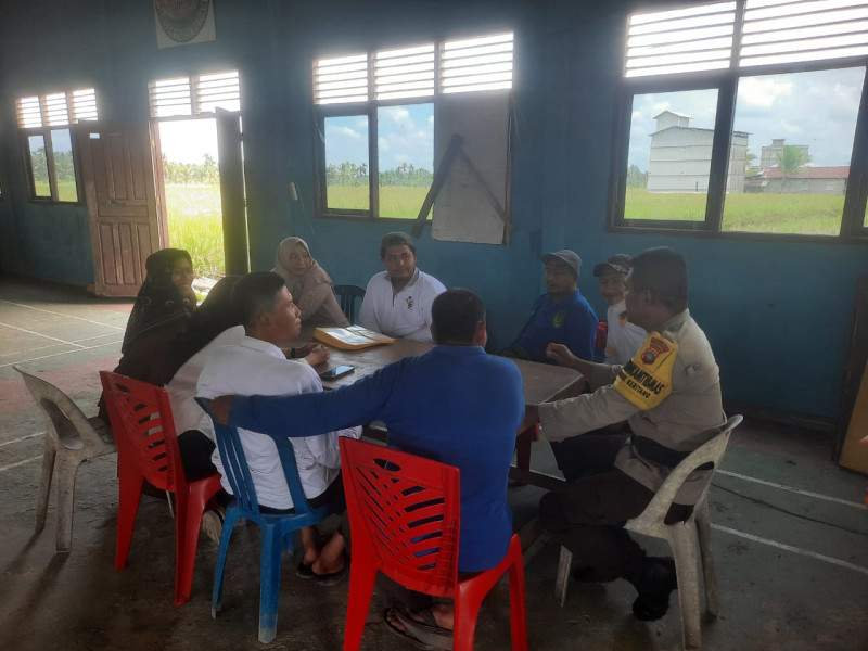 Bhabinkamtibmas Desa Sebrang Pabenaan Sambangi Pemerintahan Desa