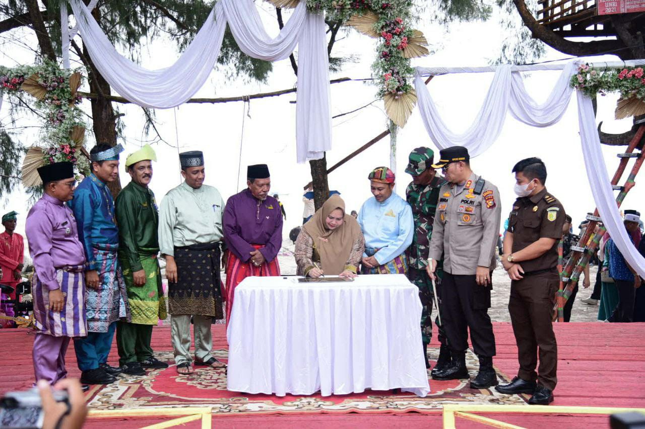 Bupati Bengkalis kasmarni Membuka  Acara Ritual Mandi Safar Dipantai Tanjung Lapin