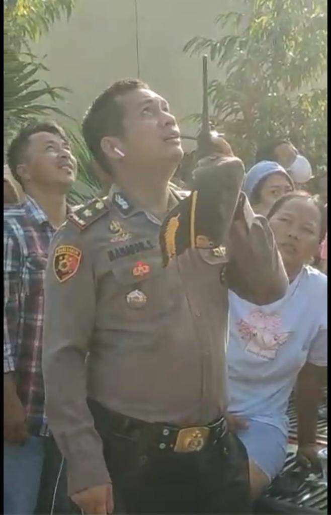 Sayang Ayo Turun! Kapolsek Tenayan Raya Teriak Selamatkan Warga yang Nekad Panjat Tower Sutet