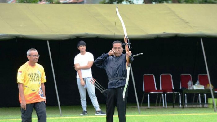 Bersiap Ikuti Kejuaraan, Presiden Jokowi Berlatih Panahan