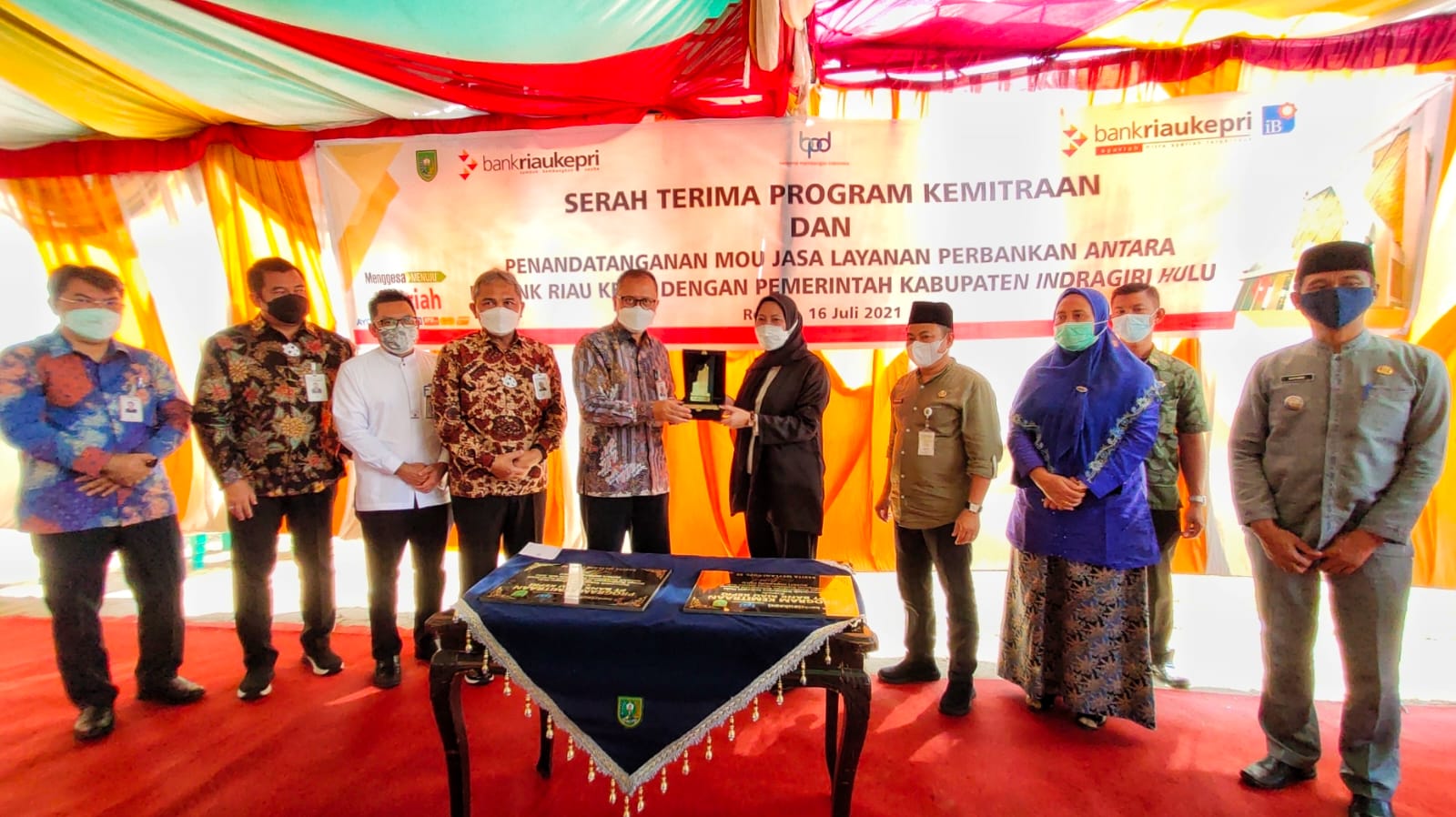 Serah Terima Program Bantuan Kemitraan Bank Riau Kepri, Bupati Rezita Ucapkan Terimakasih