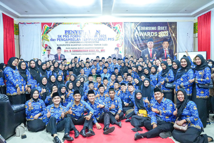 Serahkan 163 SK CPNS Dan Berikan Aset Award ,  Bupati Minta Taati Aturan Dan Jaga Aset