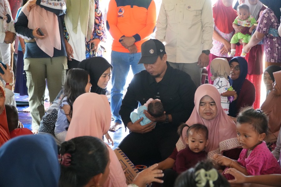 Bupati Inhu Didampingi Ketua TP-PKK Tinjau Posko Pengungsi Banjir Rawa Sekip